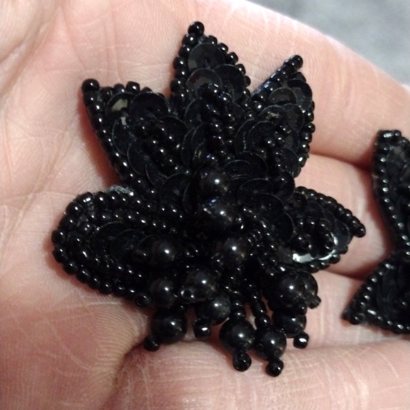 VINTAGE HAND SEWN BLACK SEAD BEADED FAN SHAPED PUSH-BACK DROP 1.5" EARRINGS - Picture 8 of 9
